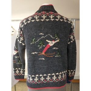 VTG Cottagecore Ski Scene Full Zip Cardigan Sweater Après-ski w/ Skiers All Over